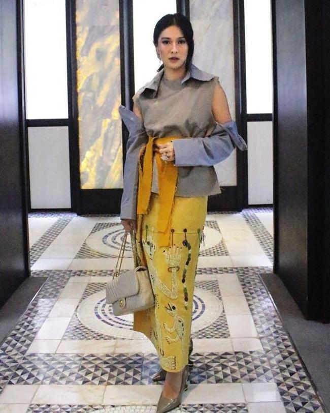 Stunning! Cuma Dian yang bisa memadukan outfit modest dengan kain batik hingga menciptakan kesan kontemporer yang super fashionable ini./copyright instagram.com/therealdisastr/sry