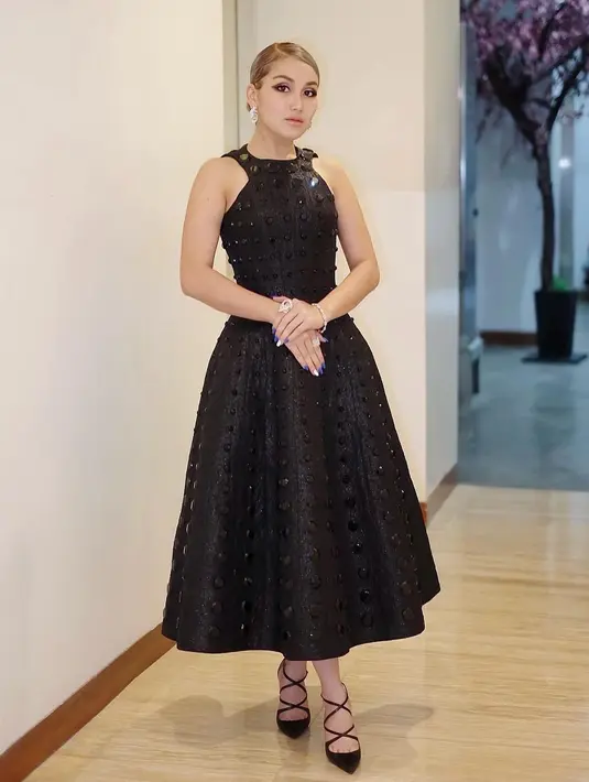 Sekilas tampak seperti uban, namun rupanya warna rambut silver bisa memberikan tampilan terlihat lebih muda. (Foto: Instagram/ Ayu Ting Ting).