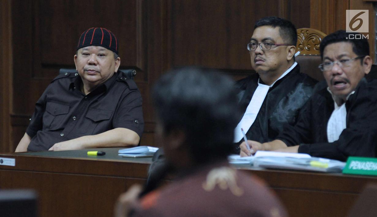 Terdakwa suap pemberian izin lokasi perkebunan di Kutai Kartanegara, Hery Sutanto Gun (kiri) saat sidang lanjutan di Pengadilan Tipikor, Jakarta, Selasa (27/3). Sidang beragenda mendengar keterangan saksi. (Liputan6.com/Helmi Fithriansyah)