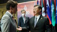Perdana Menteri Kanada Justin Trudeau (kiri) berbicara dengan Presiden China Xi Jinping pada KTT G20 di Bali, Rabu 16 November 2022. (Kantor PM Kanada)