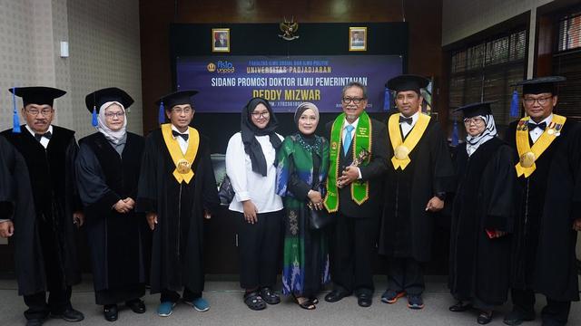 6 Potret Wisuda Deddy Mizwar Dapat Gelar Doktor di Unpad, Jadi Wisudawan Tertua
