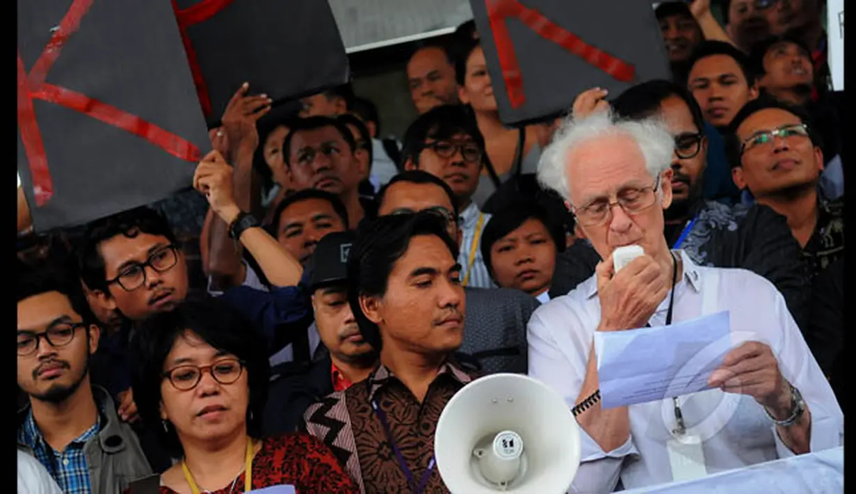 Tokoh agama Romo Magnis Suseno (kanan) membacakan orasi saat ikut dalam aksi dukungan kepada KPK di gedung Komisi Pemberantas Korupsi, Jakarta, Jumat (23/1/2015). (Liputan6.com/Faisal R Syam)