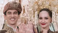 Simak detail busana pengantin Enzy Storia dan Maulana Kasetra dengan adat Minang (@enzystoria)