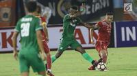 Bek Persija, Jaimerson Da Silva Xavier (kanan) berebut bola dengan pemain PSMS, Sadney K Urikhob saat laga pertama semifinal Piala Presiden 2018 di Stadion Manahan, Solo, Jawa Tengah, Sabtu (10/2). Persija menang 4-1. (Liputan6.com/Helmi Fithriansyah)