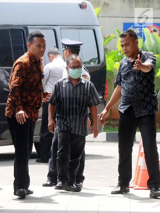 Kader Partai Perindo Kab Bengkulu Selatan, Juhari alias Jukak mengenakan masker tiba di gedung KPK, Jakarta, Rabu (16/5). Jukak terjaring Operasi Tangkap Tangan (OTT) di rumah pribadi Bupati Bengkulu Selatan, Dirwan Mahmud. (Merdeka.com/Dwi Narwoko)