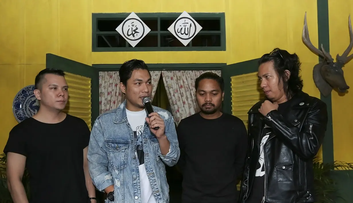 "Kami berempat termasuk fans Si Doel dan semua karakternya. Suatu kebanggaan, dulu cuma bisa nonton, tapi sekarang terlibat, ini luar biasa,” kata Rizal, vokalis Armada di Galeri Semesta, Rabu (7/3/2018). (Bambang E Ros/Bintang.com)