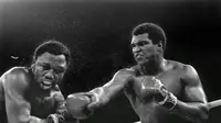 Joe Frazier saat berhadapan dengan juara kelas berat Muhammad Ali yang harus menyerah dironde kesembilan saat berlaga di Manila Filipina (AP)