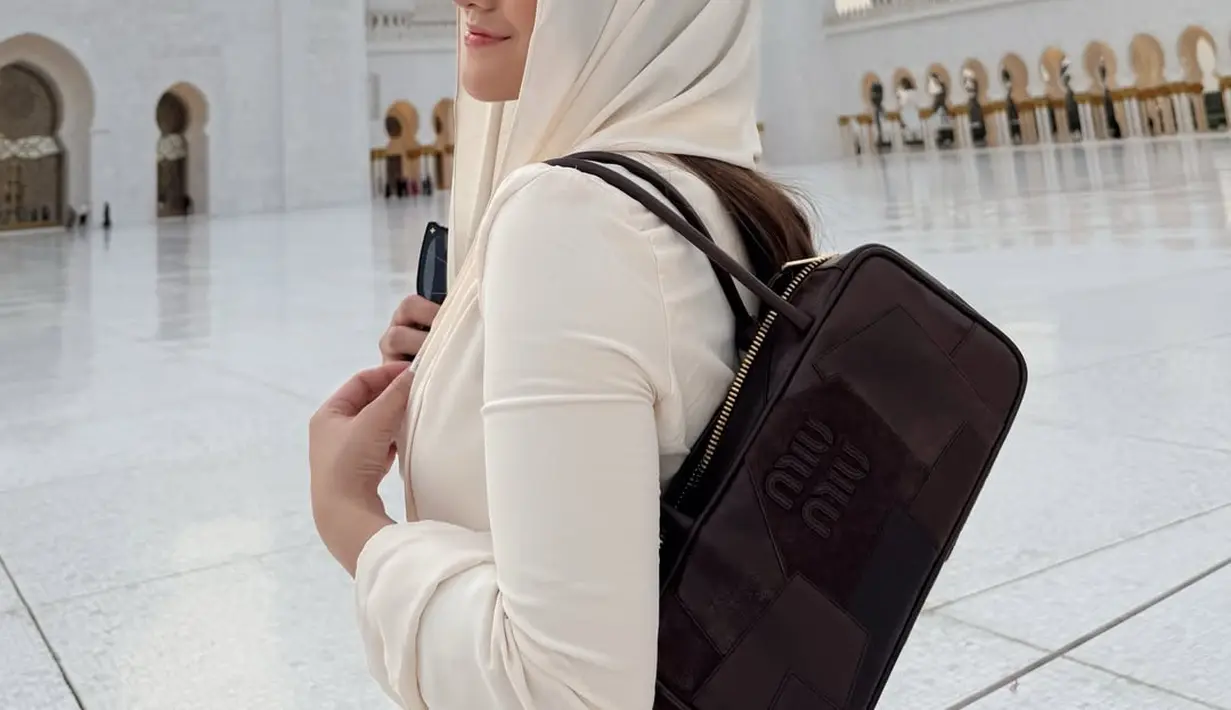 Dilihat lebih dekat, tas yang dikenakan Marsha Aruan adalah Miu Miu Beau Patchwork Bag. Tas ini dibanderol dengan harga Rp67 jutaan [@aruanmarsha]