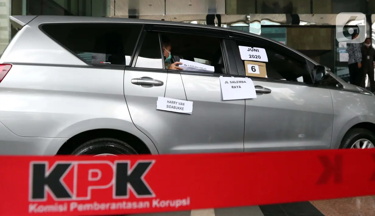Tersangka suap pengadaan bantuan sosial penanganan COVID-19, Harry van Sidabukke menjalani rekonstruksi perkara di Gedung KPK, Jakarta, Senin (1/2/2021). Rekonstruksi digelar untuk mengumpulkan bukti tambahan terkait suap pengadaan bansos penanganan COVID-19. (Liputan6.com/Helmi Fithriansyah)