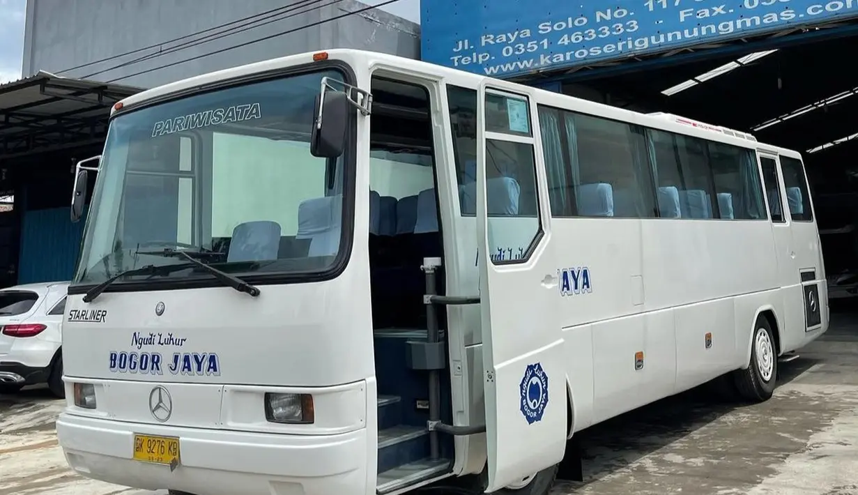 Bus tahun 90an yang dibuat oleh karoseri German Motor Manufacturing di atas sasis Mercedes-Benz. Bus ini direstorasi oleh karoseri Gunung Mas di Madiun. (Source: Instagram/@karoserigunungmas)