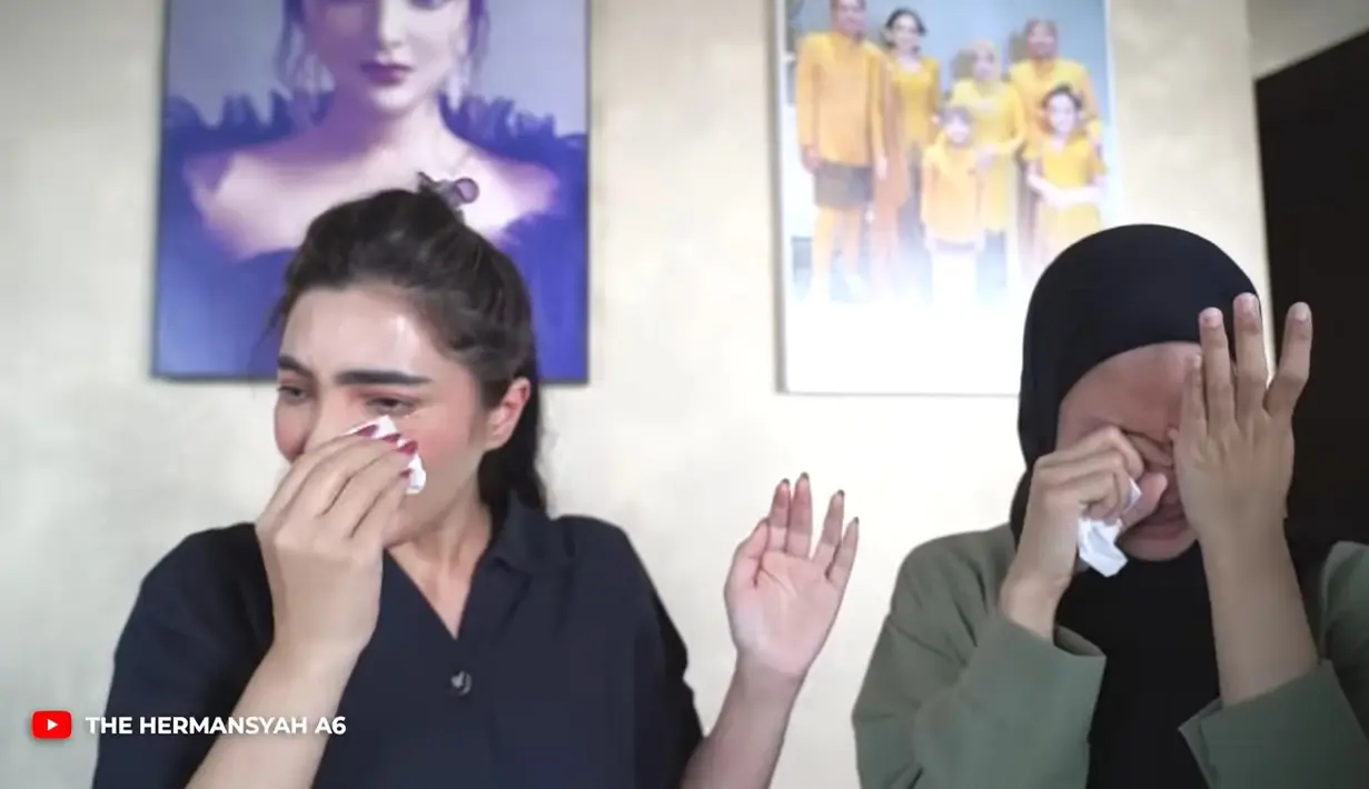 Ashanty yang duduk di sebelahnya langsung mendekat dan memeluk perempuan yang merawat Arsya sejak kecil tersebut. Ashanty dan Upit sama-sama mengelap air mata. [Youtube/The Hermansyah A6]