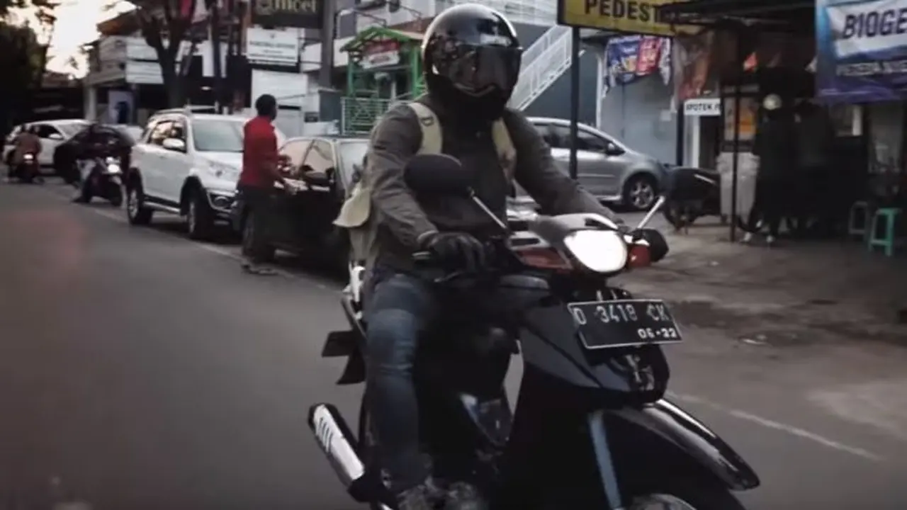 Gaya keren Ariel Noah menggendarai Suzuki Shogun miliknya yang sudah direstorasi (Foto: Youtube Ariel Noah)