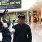 Evan Dimas Darmono mendarat di bandara Barcelona-El Prat, Rabu (3/2/2016) dan langsung diwawancara televisi La Liga . (Bola.com/La Liga)