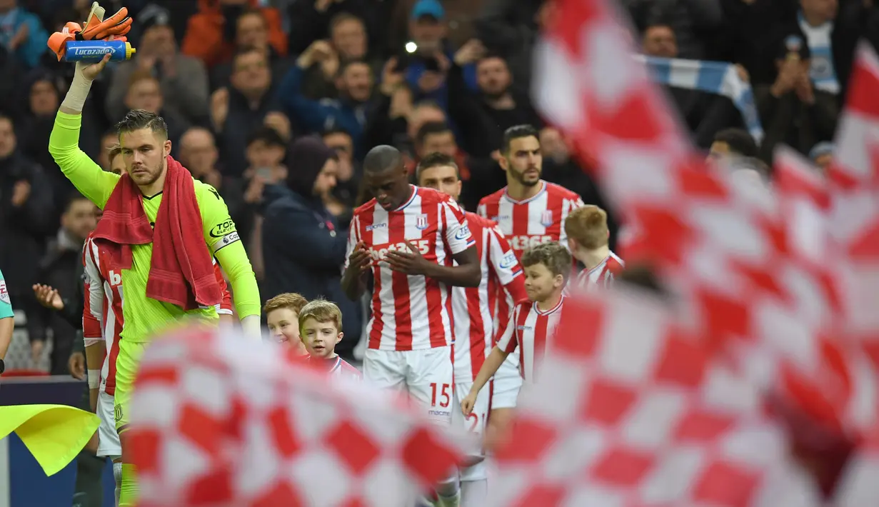 Kiper Stoke City, Jack Butland memberikan salam kepada fans usai laga melawan Manchester City pada lanjutan Premier League di Bet 365 Stadium, Stoke, (13/3/2018). Manchester City menang 2-0. (AFP/Paul Ellis)