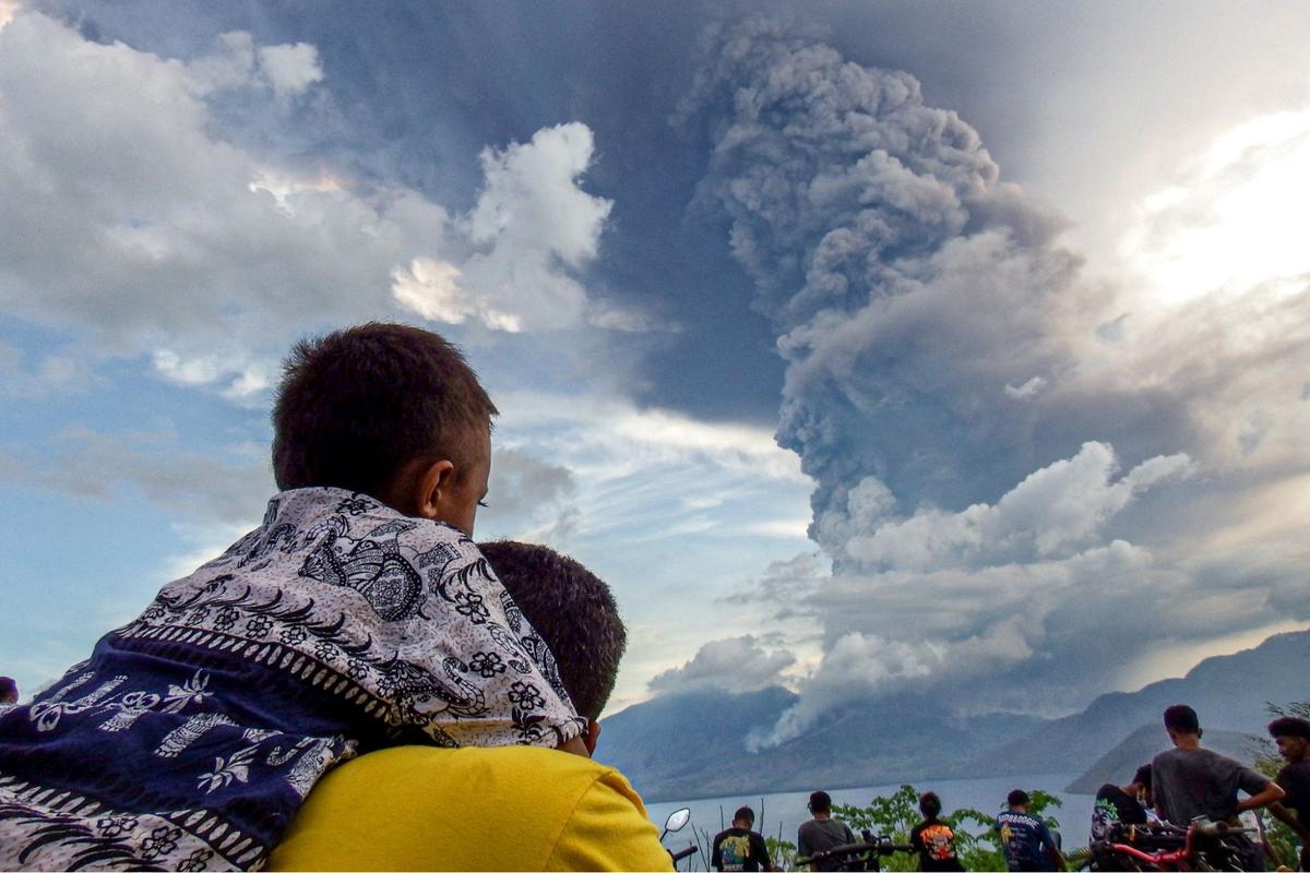 Gunung Lewotobi Laki-Laki meletus dahsyat