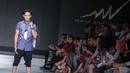 Tara Budiman saat memeragakan busana rancangan desainer Musa Widyatmodjo pada ajang Jakarta Fashion and Food Festival di Jakarta, Jumat (22/5/2015). Rancangan Musa Widyatmodjo bertema "Luxury Man". (Liputan6.com/Faizal Fanani)