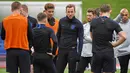 Striker Inggris, Harry Kane, bersama rekannya saat latihan jelang laga kualifikasi Piala Eropa di St George's Park, Selasa (19/3). Inggris akan berhadapan dengan Republik Ceko. (AFP/Paul Ellis)