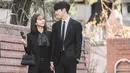 Dalam drama My Roommate Is A Gumiho Ep. 16, Hyeri tampil mengenakan pakaian serba hitam dengan aksesori  sling bagu dari brand Valentino Garavani V. Dok. Iqyi