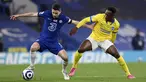 Pemain Chelsea Jorginho (kiri) memperebutkan bola dengan pemain Brighton and Hove Albion Danny Welbeck pada pertandingan Liga Inggris di Stadion Stamford Bridge, London, Inggris, Selasa (20/4/2021). Pertandingan berakhir 0-0. (Neil Hall/Pool via AP)