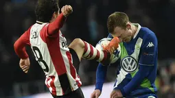  Pemain PSV Eindhoven Andres Guardado (kiri) berebut bola dengan pemai Wolfsburg Maximilian Arnold pada lanjutan Liga Champions League di Stadion Philips, Eindhoven,Selasa (3/11/2015). (AFP PHOTO / John Thys)