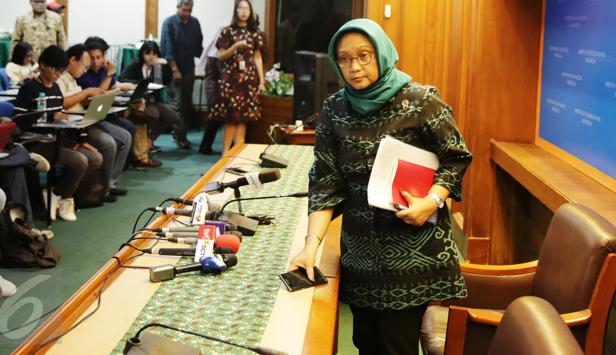 Menlu Retno Marsudi memberikan keterangan pers di Kemenlu, Jakarta, Jumat (3/2). Pertemuan Raja Salman dengan tokoh lintas agama menjadi contoh keharmonisan dan toleransi Indonesia untuk berkontribusi bagi perdamaian dunia. (Liputan6.com/Angga Yuniar)