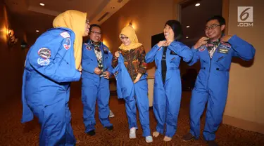 Lima guru Indonesia mengenakan flight suit sebelum sesi foto di Jakarta, (29/6). Mereka kembali dari program tahunan Honeywell Educators at Space Academy (HESA) di U.S Space & Rocket Center (USSRC) selama 5 hari di Amerika. (Liputan6.com/Fery Pradolo)