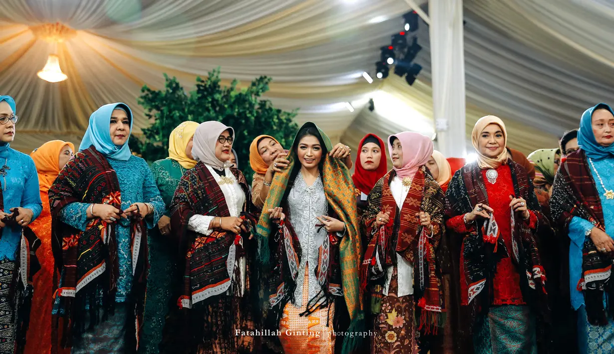 Malam ini, para raja adat akan berkumpul bersama untuk memanjatkan doa kebahagiaan Kahiyang dan Bobby Nasution. Acara  dilanjutkan dengan menortor atau menari tor-tor secara bergantian. (Foto: Fatahillah Ginting Fotography Medan)