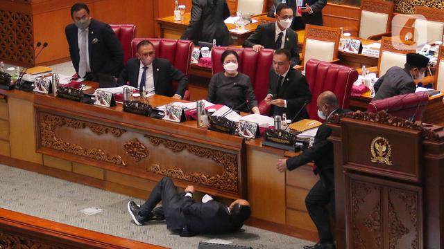 Wakil Ketua Banggar DPR RI Jatuh Usai Berikan Laporan Hasil RAPBN 2023