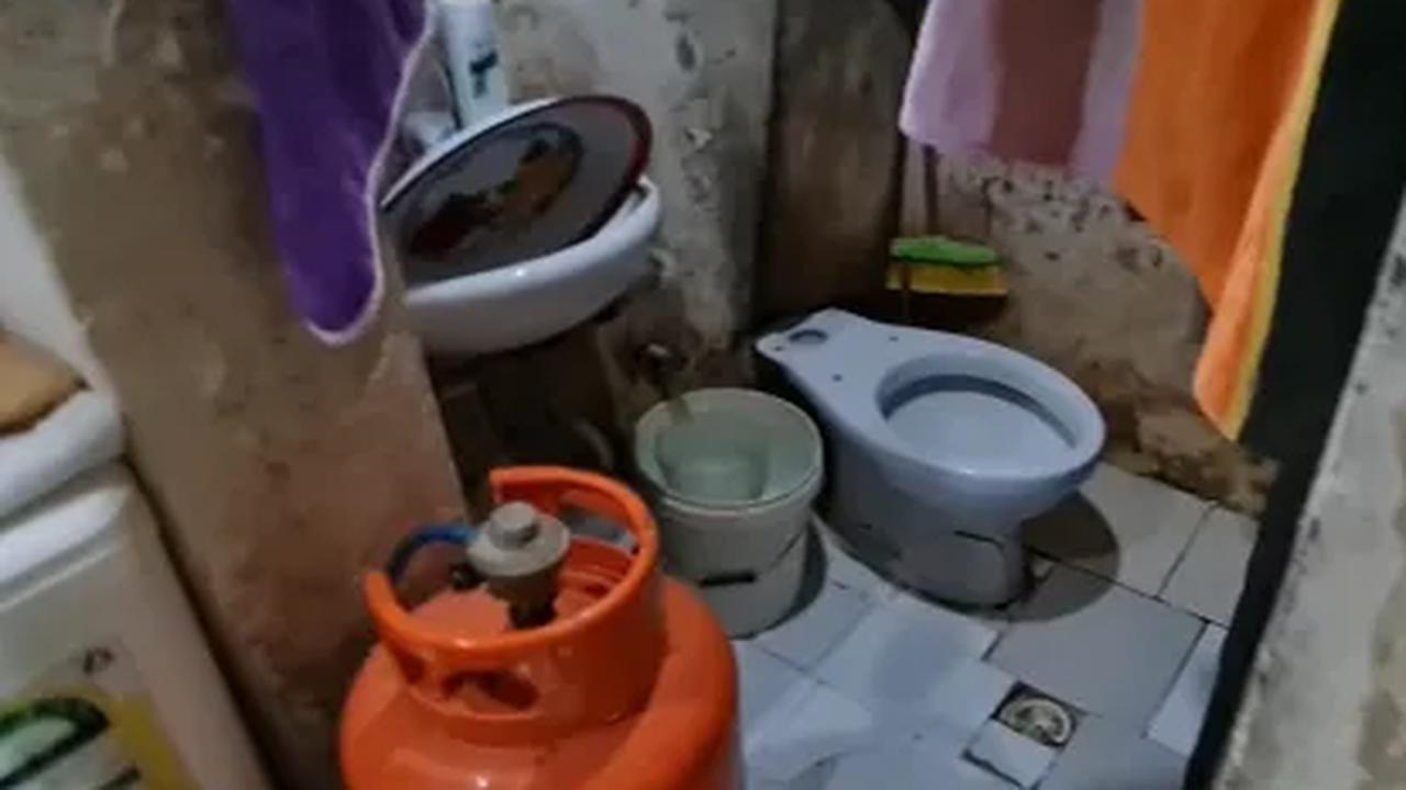 Dapur pun langsung berhadapan dengan kamar mandi.