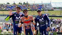 Valentino Rossi, Marc Marquez, dan Maverick Vinales berfoto bersama setelah balapan MotoGP Jerman, di Sirkuit Sachsenring, Minggu (15/7/2018). (Twitter/MotoGP)