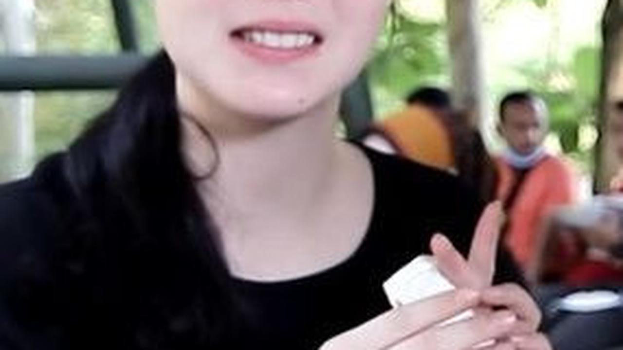 Arumi Bachsin juga tidak gengsi makan di warung sederhana di pinggir jalan, yang sering ia kunjungi saat Emil Dardak masih menjabat sebagai Bupati Trenggalek.<br>