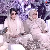 Melihat suasana pengajian Via Vallen sebelum menikah dengan gaun berwarna nude (tangkapan layar Vidio.com)