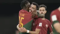 Meski penampilannya sempat diragukan akibat menurunnya performa bersama MU, Bruno Fernandes mampu bangkit dan mampu menyumbang 2 assist dalam kemenangan atas Ghana tersebut. Tampil penuh selama 90 menit, ia sukses membuat assist untuk gol kedua dan ketiga yang dibuat oleh Joao Felix dan Rafael Leao. (AP/Hassan Ammar)