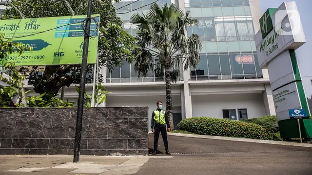 FOTO: Polisi dan Tentara Jaga Hotel Tempat Karantina Warga India