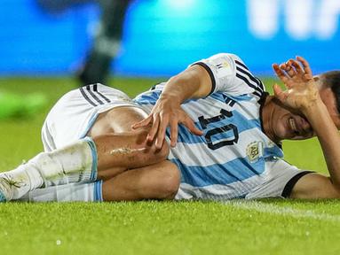 Pemain Timnas Argentina, Valentin Carboni, menangis setelah ditaklukkan Nigeria pada laga babak 16 besar Piala Dunia U-20 di Stadion Bicentenario, Argentina, Rabu (31/5/2023). Argentina menyerah dua gol tanpa balas. (AP Photo/Natacha Pisarenko)