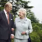 Dalam foto file 18 November 2017 ini memperlihatkan Ratu Inggris Elizabeth II dan Duke of Edinburgh Pangeran Philip, berpose untuk foto di Broadlands yang menandai ulang tahun pernikahan berlian mereka. (Fiona Hanson/PA via AP)