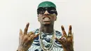 Soulja Boy mengunggah lima gepok uang yang masing-masing bernilai US$10.000. Seorang fans sadar bahwa uang asli hanya berada di paling atas dan sisanya adalah kertas. Soulja Boy pun menghapus postingan tersebut. (instagram/souljaboy)