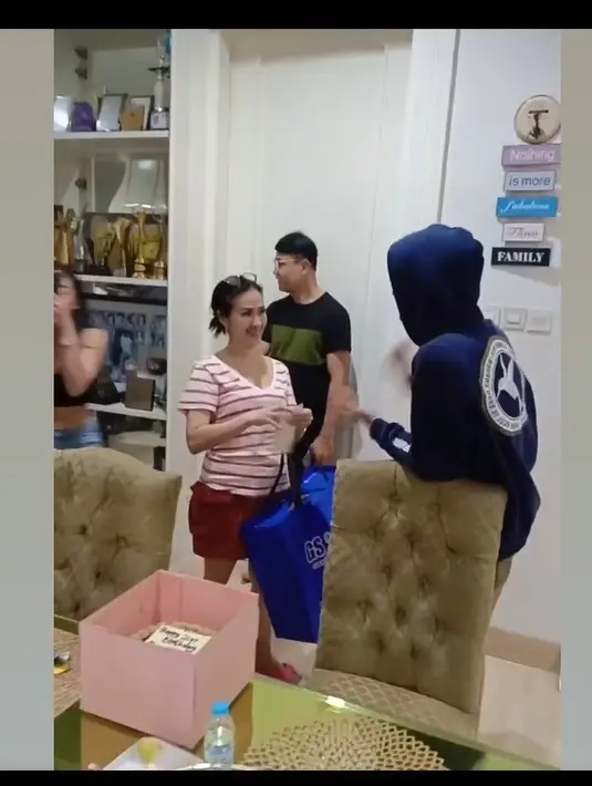 Sekedar informasi, Devano belajar mandiri dan tinggal terpisah dengan kedua orang tuanya. Tidak hanya doa, Iis Dahlia juga memberikan kado mewah untuk putranya. [Instagram/isdadahlia]