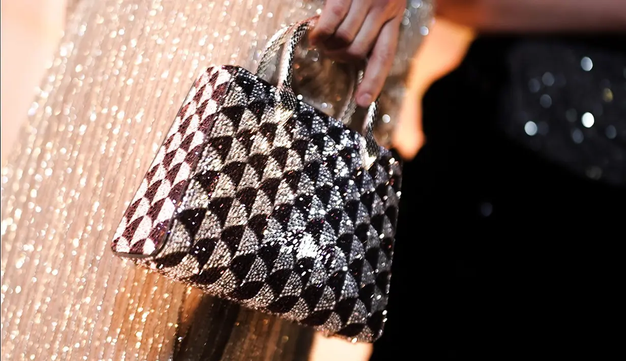 Luna Maya sendiri mengenakan anting, kalung, dan tas Bvlgari dengan taburan berlian yang mewah [@lunamaya]