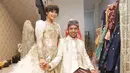 Pemain sinetron Sheza Idris bersama pasangannya Surya Ibrahim saat melakukan fitting baju pernikahan di kawasan Tebet, Jakarta, Kamis (3/8). Berdasarkan informasi, keduanya akan menggelar pernikahan pada 12 Agustus mendatang.(Liputan6.com/Herman Zakharia)