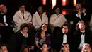 Duduk di front row, Luna Maya dan Alexa Key membalut busana mewah mereka dengan selimut [@lunamaya]