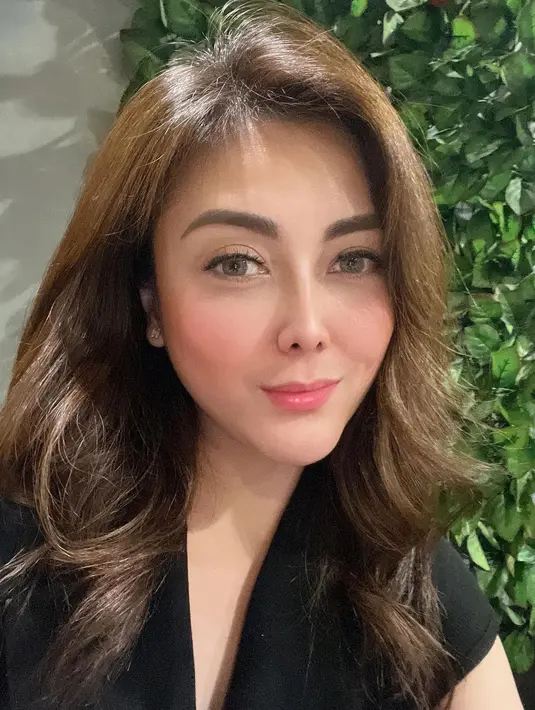 [Instagram/dhenaaldhaliadevanka]