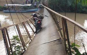 Warga Kedusunan Cilampahan, Desa Sumberjaya, Tegalbuleud, Kabupaten Sukabumi terperosok ke aliran sungai Cibugel saat jembatan gantung yang dilewatinya ambruk. (Liputan6.com/Fira)