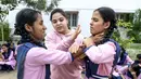 Juara karate internasional Muslim India, Syeda Falak mengajari teknik bela diri kepada dua siswi di Telangana Minorities Residential Girls School di Hyderabad, India (17/6). (AFP Photo/Noah Seelam)