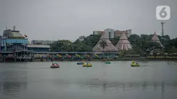 Pengunjung menaiki perahu angsa di kawasan Taman Mini Indonesia Indah, Jakarta, Minggu (12/10/2021). Uji coba pengoperasian tempat wisat ini harus  dengan Kapasitas pengunjung pada masa uji coba dibatasi hanya 25 persen. (Liputan6.com/Faizal Fanani)