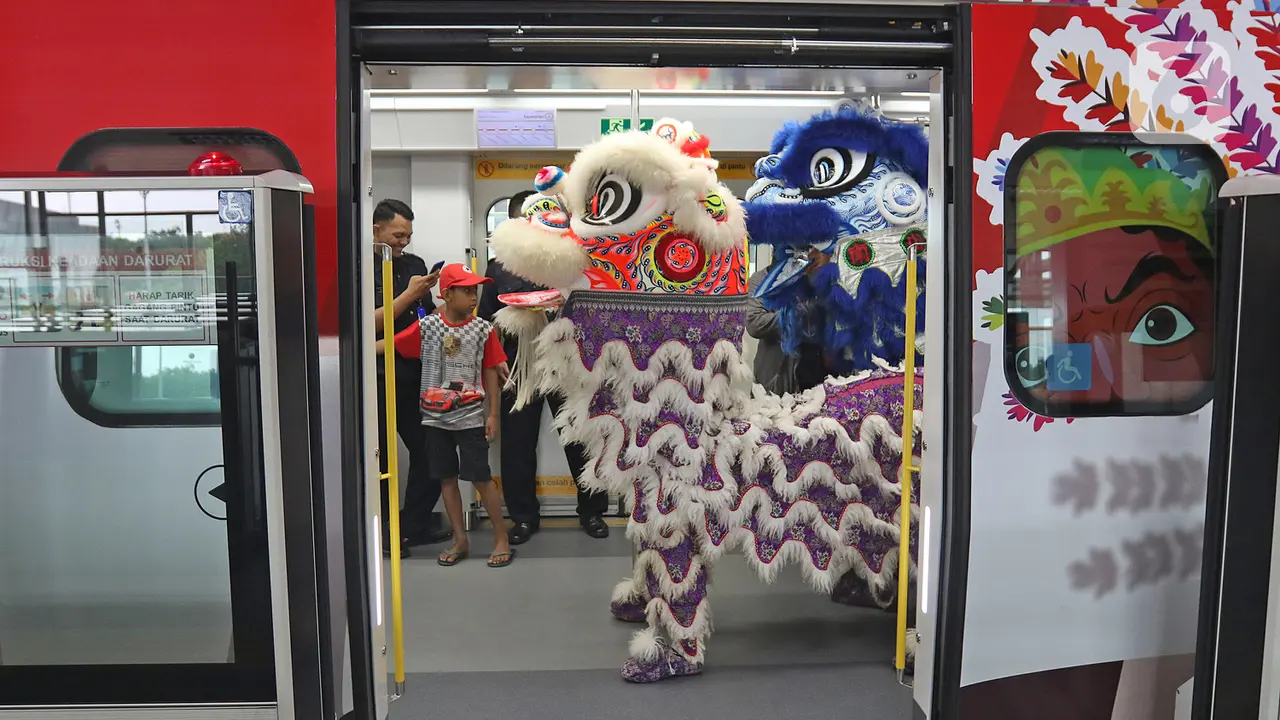 Barongsai di Stasiun LRT Velodrome