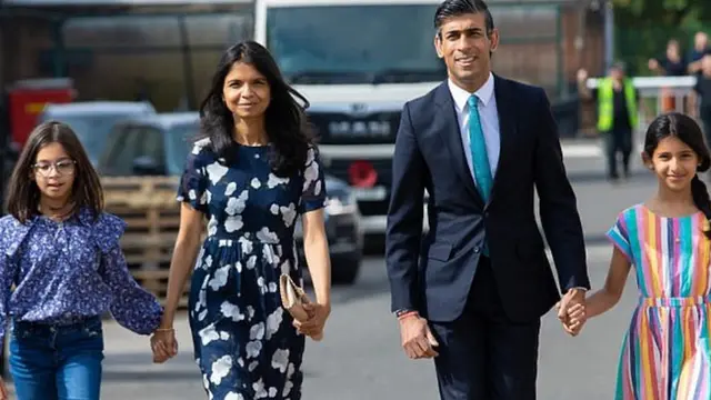 Rishi Shunak bersama istrinya, Akshata Murthy, dan kedua putrinya. (Instagram/rishisunakmp)