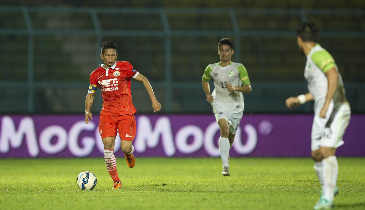 Pemain Persija, Ismed Sofyan, menggiring bola berusaha melewati pemain PBR pada laga Piala Jenderal Sudirman di Stadion Kanjuruhan, Malang, Kamis (19/11/2015). (Bola.com/Vitalis Yogi Trisna)