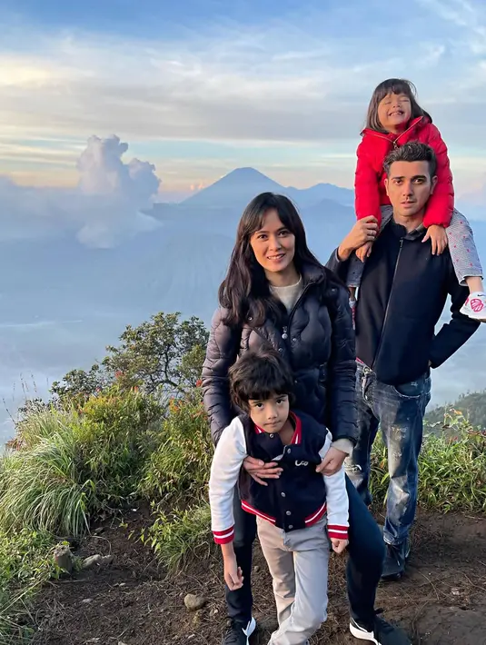 Anak sulung dari Fachri Albar dan Rena Kusmanto, Clover Satine Albar beberapa waktu lalu baru saja menjalani wisuda sekolah TK. Bersama istri, Fachri Albar pun menemani sang putra yang kini akan masuk sekolah dasar. Sambil memakai toga, keduanya pun abadikan momen spesial tersebut sambil mencium kedua pipi putranya. (Liputan6.com/IG/@aialbar)
