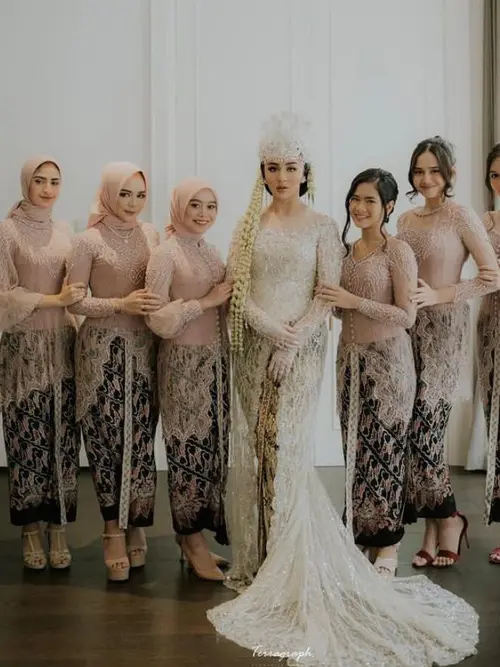 7 Inspirasi Model Baju Bridesmaid Hijab ala Artis dari Cut Syifa